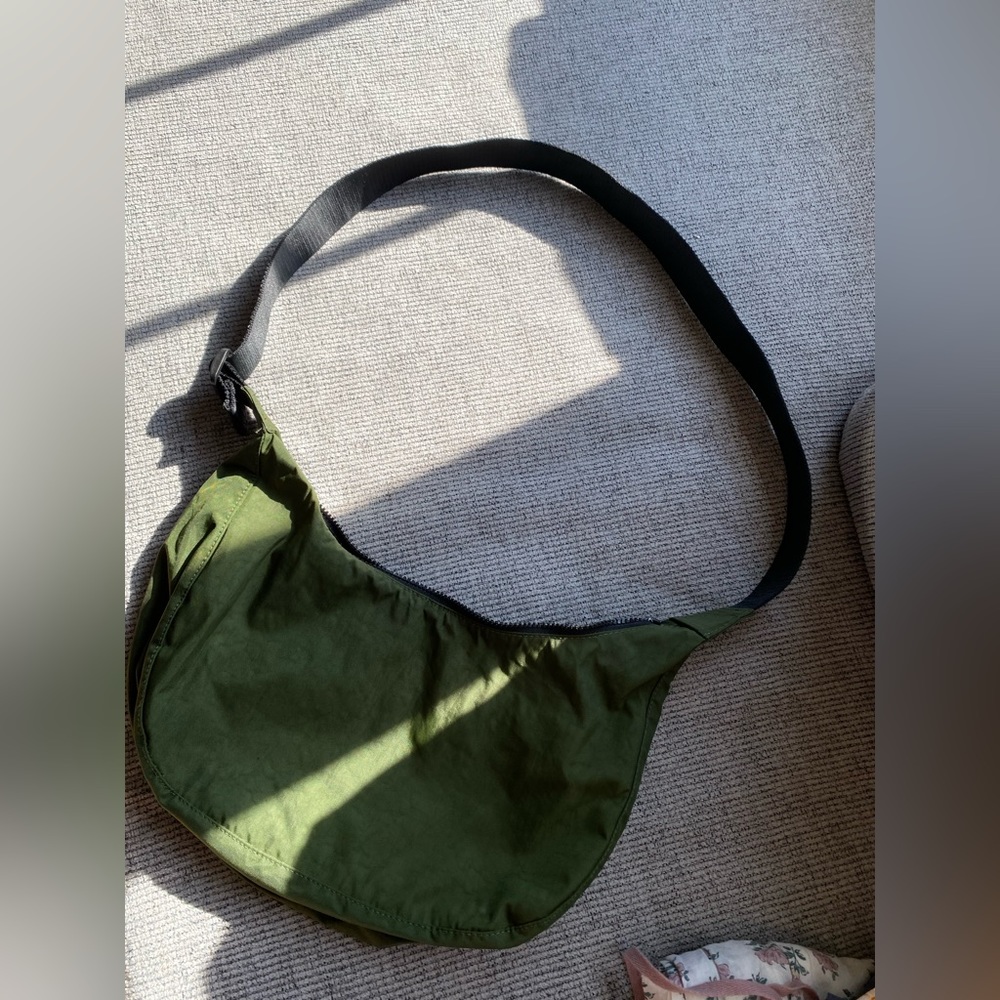 BAGGU medium crescent in Bay Laurel